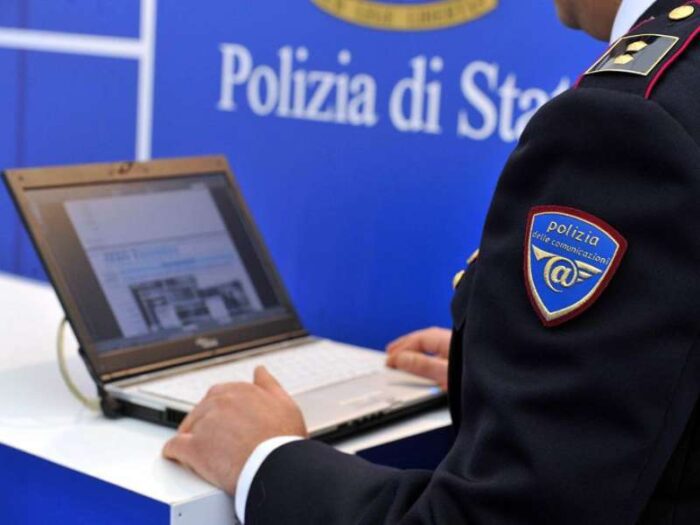 Truffe online: l’allerta della Polizia per e-mail che sfruttano l'epidemia. In particolare i truffatori fingono di fare parte delle autorità sanitarie e offrono mascherine e prodotti igienici a prezzi bassi