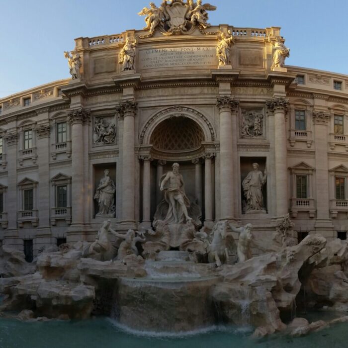 Codacons: "10 vigili contro i bagni proibiti nella Fontana di Trevi. Spreco inaccettabile”