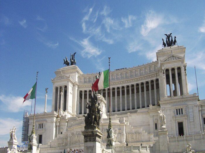 Sfregio all'Altare della Patria, appello alle polizie degli stati esteri per l'identificazione dei responsabili