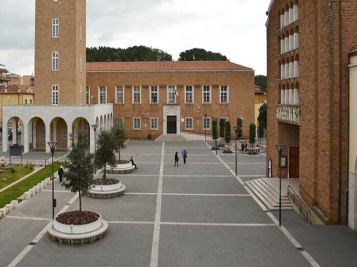 pomezia scuole atti vandalici sindaco