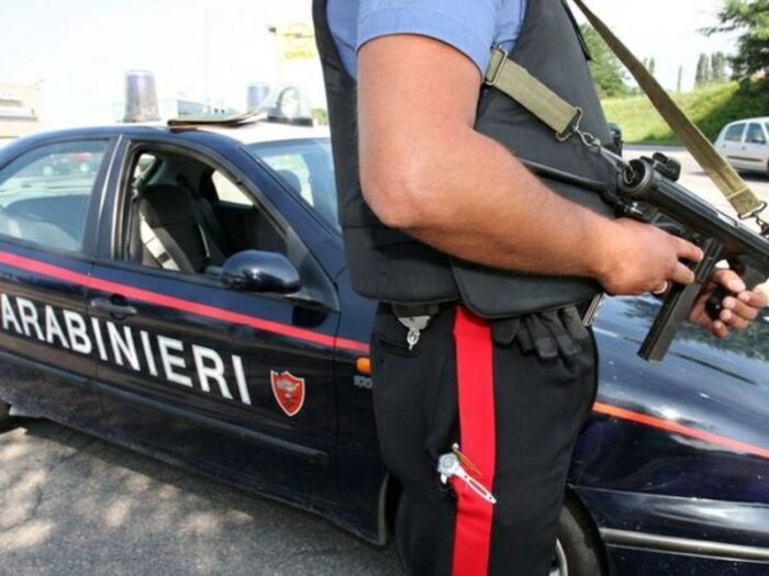 Pomezia, arrestati baby rapinatori: derubano un compagno di soldi e anello d'oro