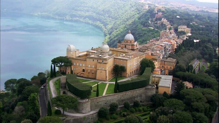 sposi accolti da cori fascisti, condanna castel gandolfo