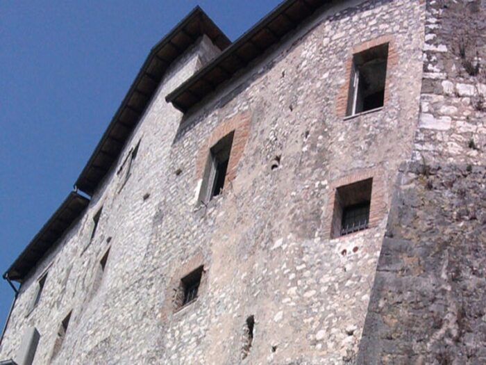 Castello di Ceccano, rinvenuti graffiti esoterici e misteriosi: richiamano ai templari e alla lancia di Longino