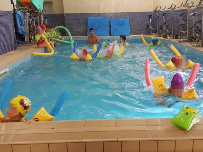 Troppe persone fanno pipì in piscina ed è pericoloso. È difficile dirlo, ma molte persone fanno pipì nelle piscine e non sono solo i bambini. Un medico spiega perché fa così male, soprattutto se combinato con il cloro