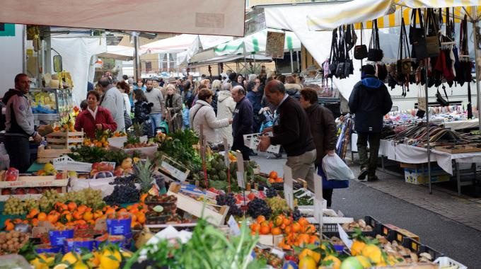 San Cesareo, Mercato pulito: al via la raccolta differenziata anche tra le bancarelle