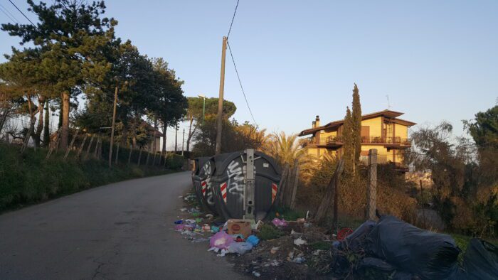 Colleferro, via degli Abeti tra spazzatura e buche