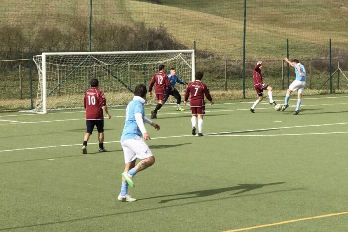 Azione d'attacco concitata della SS Lazio Calcio a 7 contro la Ceramiche Galassi