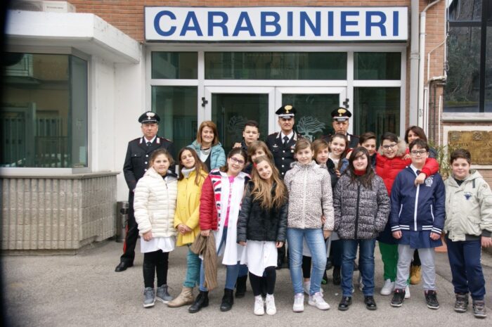 Anagni. Gli alunni del Regina Margherita in visita al comando