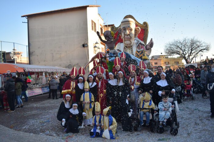 Lariano, Carnevale Larianese 2017 al via tra coriandoli, carri e allegria (FOTO)