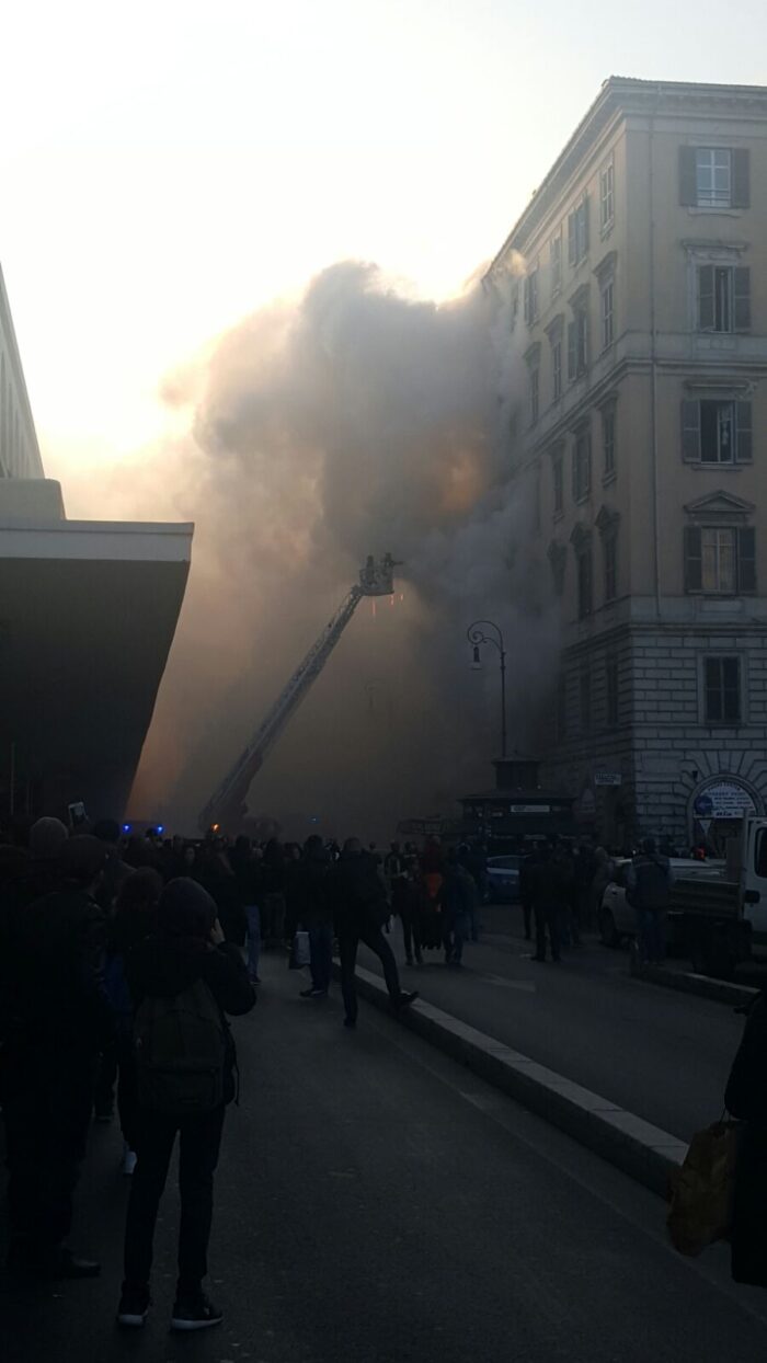 Roma Termini, incendio al terzo piano di un palazzo in via Giolitti (FOTO e VIDEO)