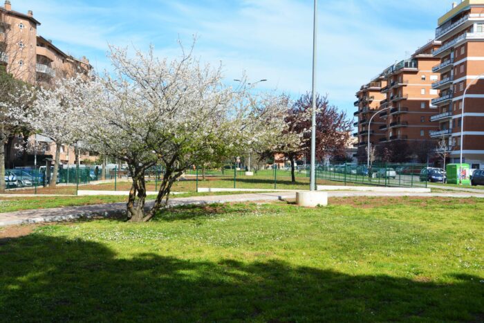 Inaugurato il nuovo giardino di via Catullo. Rinnovata l’area giochi per i bambini e aperta l’area di sgambamento per cani