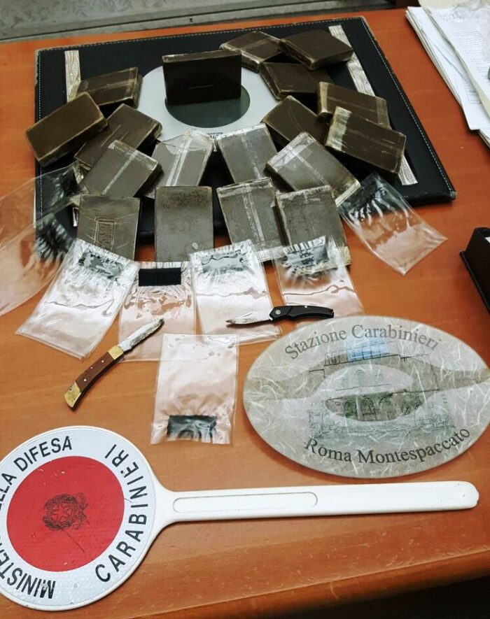 Montespaccato, arrestato pensionato spacciatore: trovati 2 kg di hashish in casa del 57enne romano