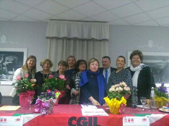 Il 29 marzo a Nemi, si è tenuto il convegno organizzato da SPI e Funzione Pubblica CGIL Roma Sud Pomezia Castelli dal titolo Insieme per il diritto delle donne anziane di vivere e sognare, per tutele, assistenza, dignità all’interno di case di riposo e RSA. L’iniziativa, che rientra nella campagna “Insieme” di SPI e FP nazionali, è stata presieduta da Clementina Calvani, presidente dell’Assemblea generale SPI comprensoriale, ed aperta dalla puntuale relazione di Rosa Carbone, Segretaria organizzativa dello SPI Roma Sud Pomezia Castelli. “Lo SPI CGIL da anni è impegnato a difendere il diritto alla salute degli anziani, nella definizione più ampia di uno stato di benessere fisico, mentale e sociale. Riteniamo questo un diritto fondamentale dell’individuo e interresse della collettività” afferma Rosa Carbone, sottolineando la necessità di una collaborazione fattiva tra operatori, familiari, associazioni, istituzioni locali e rappresentanti sindacali, per garantire che in case di riposo, RSA, ospedali, strutture per anziani in generale ci siano la giusta assistenza e le giuste condizioni di vita, nel rispetto dei diritti e della dignità di persone che si trovano in un momento di particolare fragilità. Dalla relazione sono emerse numerose sollecitazioni agli Enti locali, come la possibilità di uno sportello informativo e lo stanziamento di maggiori fondi per sostenere le anziane e gli anziani meno abbienti. All’interno di un tema così complesso Vania Cappellacci, Segreteria FP territoriale, ha fornito una panoramica sulle norme vigenti , sulla realtà di un territorio dall’offerta diversificata tra pubblico, privato e convenzionato. “L’aspetto che più ci è caro come struttura sindacale – aggiunge - è quello sociale ed occupazionale di lavoratrici e lavoratori che ruotano attorno all’assistenza diretta della popolazione anziana o disagiata”. Fenomeni come il precariato, il dumping contrattuale, la riduzione degli organici, l’alienazione di alcuni diritti dei lavoratori determinano un inevitabile peggioramento della qualità dell’assistenza. Problematica ripresa anche da Giovanna Botta, operatrice di Pronto Soccorso, che ha esposto le criticità di questi luoghi. Il legame fra diritti degli assistiti e dei lavoratori è stato rimarcato dalla Segretaria Generale della CdLT, Silvia Ioli, così come l’importanza di una maggiore integrazione socio-sanitaria e l’importantissima vertenza sanità che si aprirà a livello Regionale. Nel convegno sono intervenuti anche i rappresentanti del VII Municipio, dei Comuni di Colleferro, Velletri, Genazzano e Ciampino, i quali hanno apprezzato il momento di confronto e si sono dichiarati disponibili ad affrontare, insieme al sindacato, le problematiche relative alle condizioni della popolazione anziana dei loro territori. Importanti le testimonianza delle Leghe SPI comprensoriali che hanno riportato le esperienze vissute nelle visite nelle RSA e case di riposo e lanciato spunti utili di riflessione ed intervento. “Dobbiamo imparare ad uscire dalla solitudine e fare solidarietà”, ha dichiarato Aitanga Giraldi, Responsabile Coordinamento donne SPI Regionale, nel pieno spirito della campagna nazionale Insieme. Proprio dalla volontà di caratterizzare la pratica delle visite nelle strutture di assistenza per anziani in una grande campagna nazionale è partita Lucia Rossi, Segretaria SPI Nazionale, nelle sue conclusioni ad un’iniziativa che è stata particolarmente partecipata e concreta: “l’invecchiamento della popolazione è un dato di fatto che non può essere considerato un disvalore ma fa emergere nuove diseguaglianze e nuovi bisogni a cui dobbiamo dare risposte. Dobbiamo portare avanti una battaglia affinché sia garantito il diritto alla salute e potenziato il sistema di protezione sociale”. Lucia Rossi si sofferma anche sul tema della violenza sugli anziani e sulle donne, che a volte, drammaticamente, si incrociano in strutture per anziani in cui la stragrande maggioranza degli ospiti sono donne ed in cui, in alcuni casi riportati dalla cronaca, sono stati registrati soprusi, degrado, abbandono, violenza fisica e psicologica. “Noi vogliamo essere al fianco di anziane ed anziani fragili, dare un sistema di rappresentanza a chi non ce l’ha e far diventare questi temi una vertenza nazionale”. 30/03/2017 SPI CGIL Roma Sud Pomezia Castelli