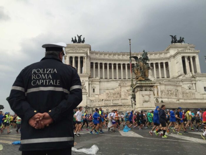 Altare della Patria, fermata turista americana coi piedi dentro la fontana monumentale