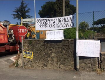 Striscione contro i M5S alla manifestazione di protesta