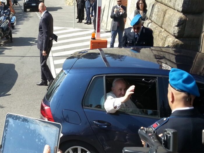 Paliano, "Benvenuto Papa Francesco": ecco come sono andati abbraccio con i fedeli e lavanda