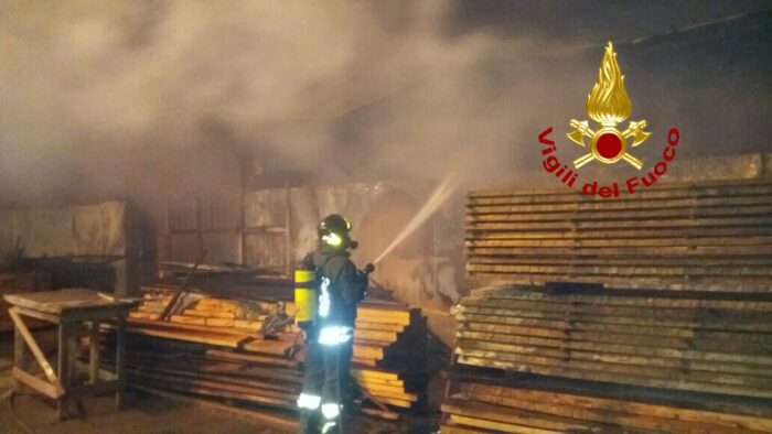 Civitavecchia, incendio capannone via della Palma: interventi di raffreddamento ancora in corso