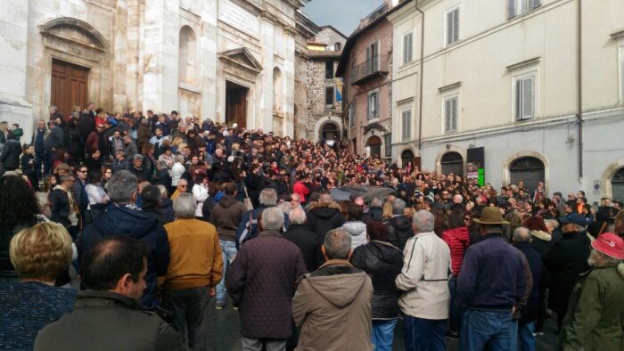 Segni, funerali di Tamara Rinaldi: piazza Santa Maria gremita (FOTO)