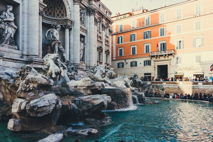 26enne entra nella Fontana di Trevi