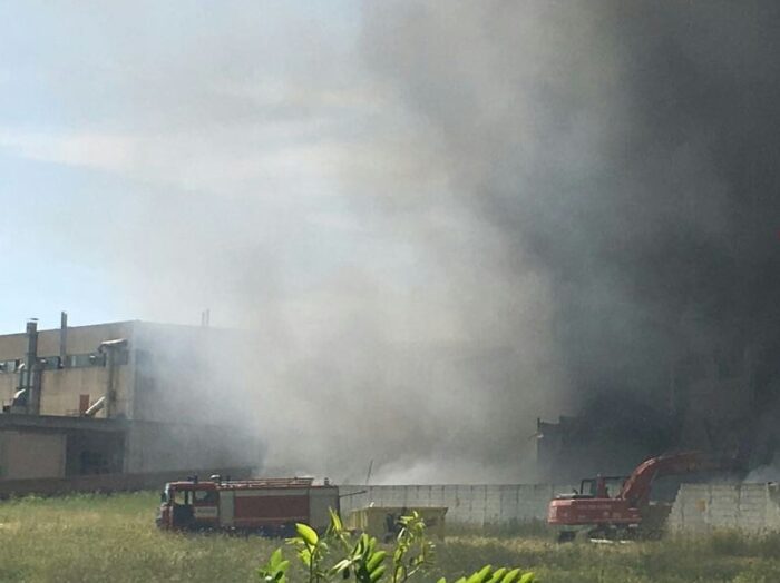 Frosinone, incendio zona industriale. Ai residenti nei dintorni: "Tenete le finestre chiuse e disattivate gli impianti di climatizzazione"