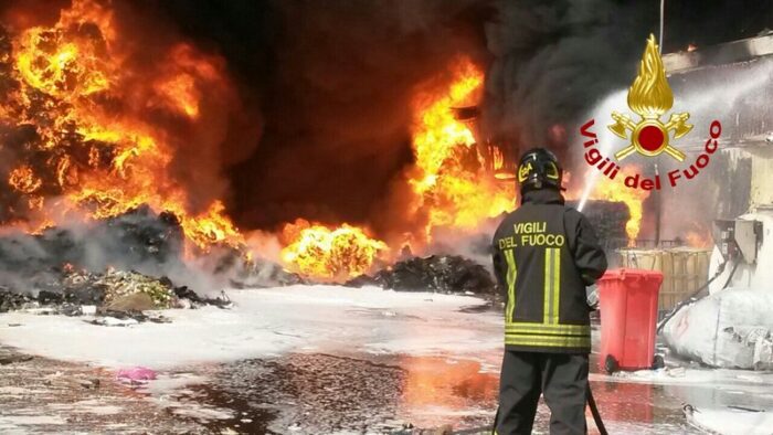 Incendio Loas di Aprilia, le indicazioni della Asl RM 6 ai residenti e ai cittadini dei Comuni limitrofi