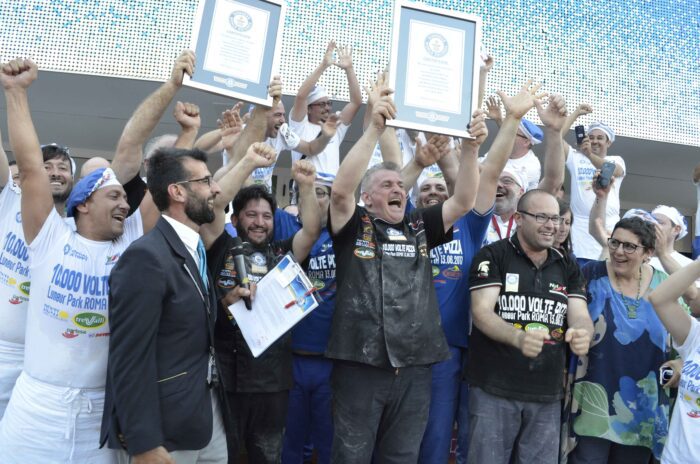 10.000 Volte Pizza: la Nazionale Italiana Pizzaioli conquista 2 Guinness World Records (FOTO)