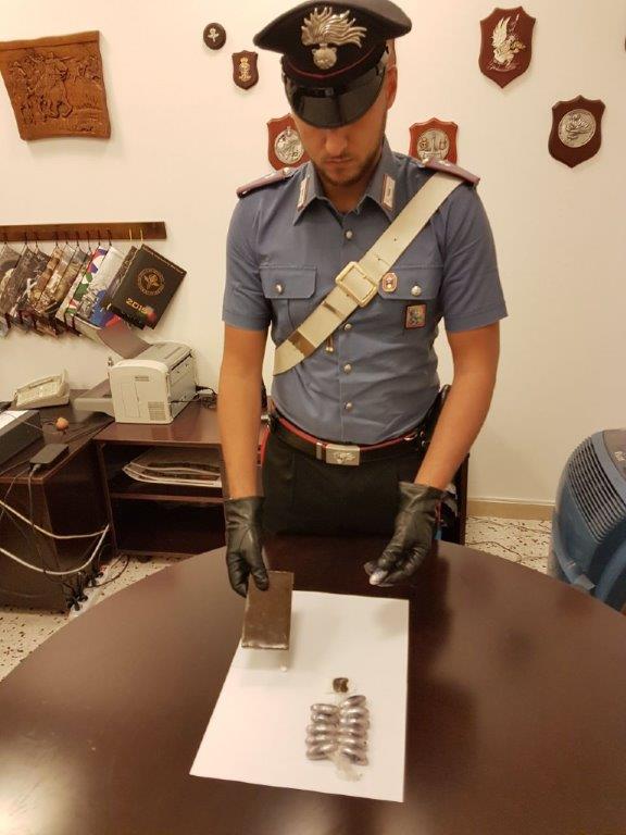 San Paolo, 20enne arrestato: trovati panetti e ovuli di hashish nella sua camera da letto