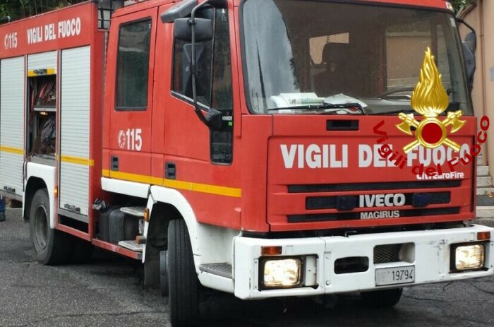 roma maltempo alberi pali insegne