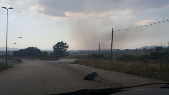 Incendio sulla via Casilina: persone evacuate. Intervento in corso dei vigili e fumo su Colleferro (FOTO)