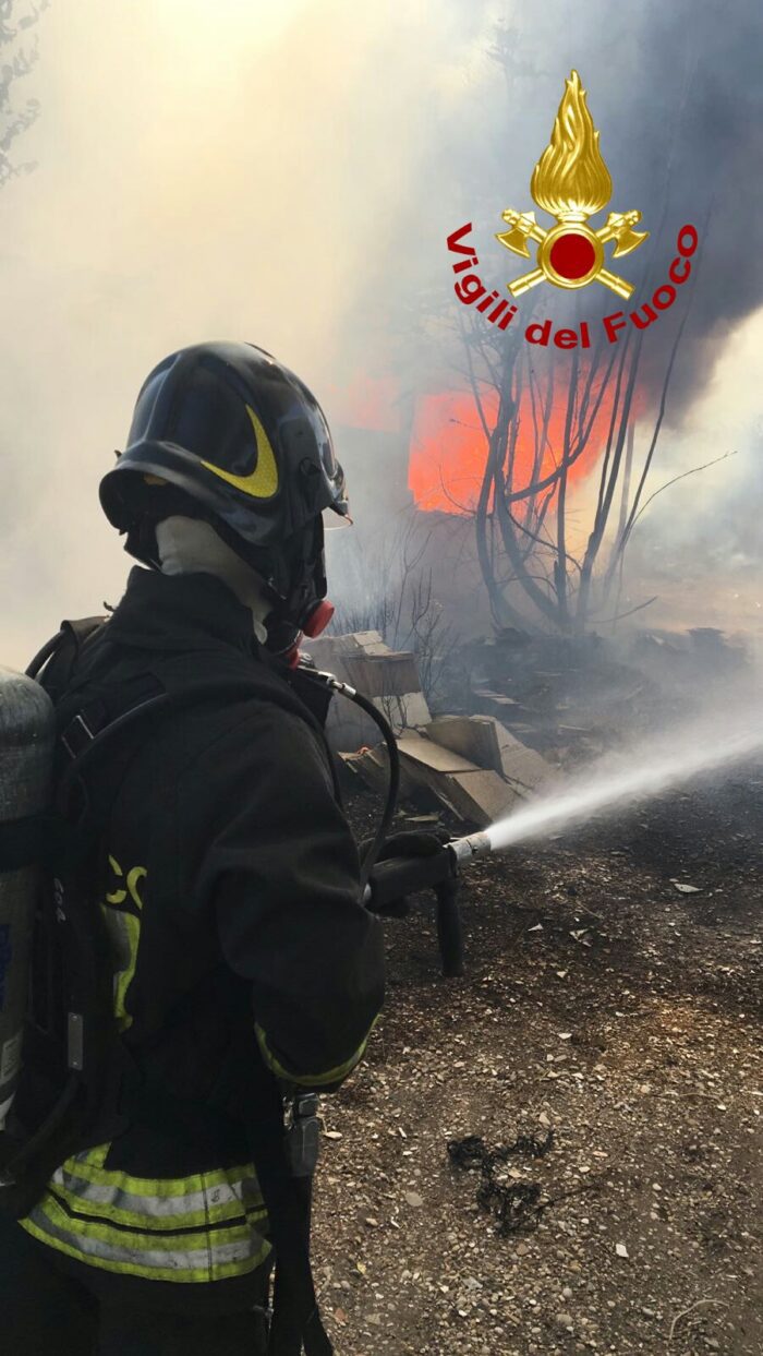 Ardea, incendio di rifiuti tossici e sterpaglie in via dei Colli Marini. Evacuate famiglie nella zona delle Salzare