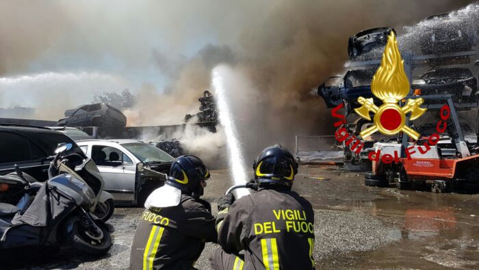 Pietralata, incendio all'autodemolitore: i vigili stanno intervenendo alla Romana auto demolizioni