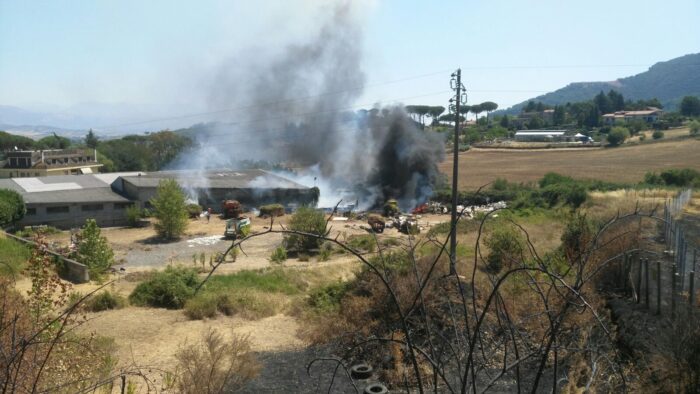 Incendio in un deposito a Colleferro: in fiamme automezzi agricoli