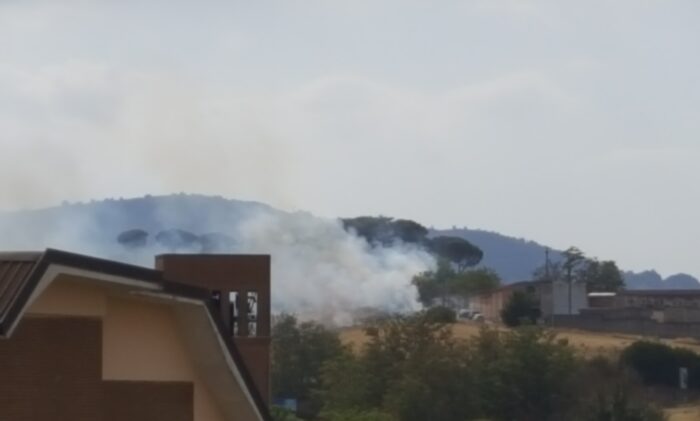 Colleferro, incendio in via degli Abeti: vigili del fuoco a lavoro vicino il cimitero (VIDEO)