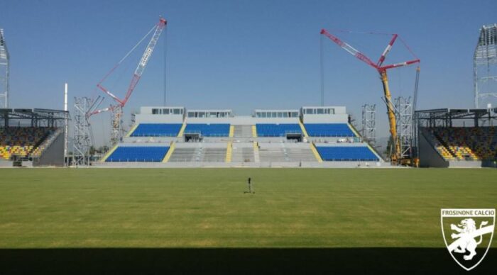 Frosinone, lavori stadio Benito Stirpe: installate le travi sui pilastri per la copertura