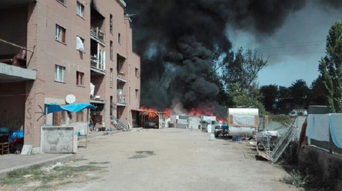 Roma, scoppia un incendio di rifiuti in un palazzo occupato a Tor Cervara