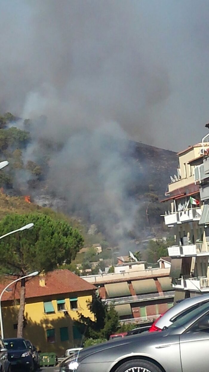 Incendio a Bellegra. Le fiamme persistono anche nelle ore notturne: gli aggiornamenti