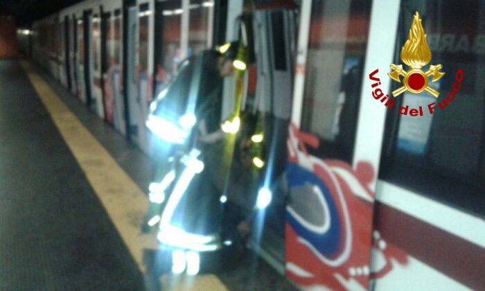 Barberini, uomo finisce sotto metro: vigili del fuoco sul posto per estrarlo e linea A interrotta