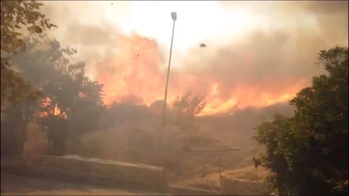 Tivoli, incendi: situazione sotto controllo adesso. Spenti i nuovi focolai nella Riserva di Monte Catillo. Al lavoro per raggiungere la zona via terra