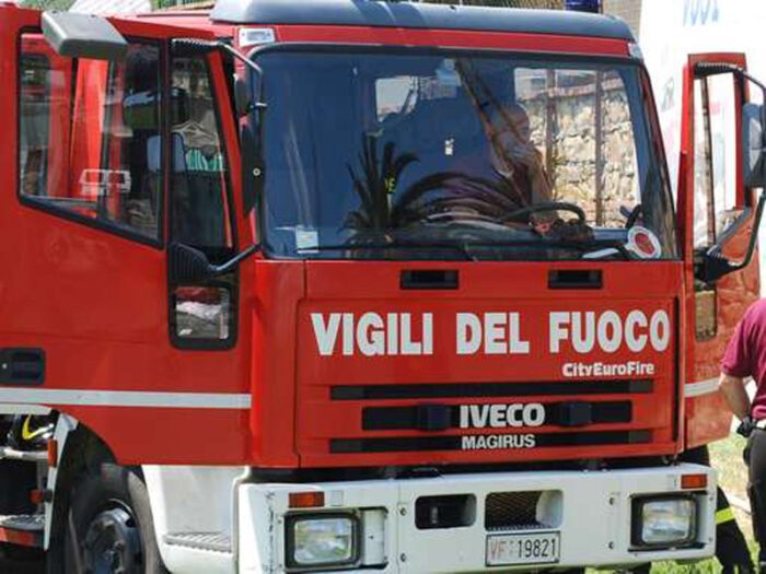 Tor Vergata, fiamme su bus Atac: intervengono i Vigili del Fuoco