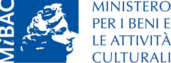 Assunzioni finalizzate a mantenere musei, biblioteche e luoghi d’arte in generale efficienti, sicuri o anche solo aperti. Il ministro Alberto Bonisoli ha dichiarato come l’assunzione di nuovo personale qualificato fosse prioritaria sin dal suo insediamento. Sempre il ministro, ha più volte precisato come il piano dovesse riguardare, innanzitutto, le regioni meridionali. Nella Legge di Bilancio per l’anno 2019, dunque, alla fine è comparsa, insieme a tante altre selezioni, anche quella che permetterà di lavorare per il Mibac.Detto ciò, da oggi fino al 2021, il Ministero intende assumere 3.600 dipendenti. La consistente campagna di assunzioni si rende necessaria per sostituire il personale che andrà in pensione. Infatti, bisogna considerare che si prevede l’uscita dal lavoro di circa un migliaio di lavoratori del ministero ogni anno da qui a tre anni. Per completare il piano di rinnovamento dell’organico, quindi, ai nuovi concorsi si assocerà lo scorrimento delle graduatorie di altre selezioni precedentemente svolte.Assunzioni Beni Culturali 2019: il prossimo concorsoTornando a quanto previsto dall’ultima manovra, i prossimi concorsi saranno indetti per la selezione di assistenti e funzionari del Mibac. Necessaria per la partecipazione la Laurea o il diploma. Il concorso si svolgerà nel 2019 mentre le assunzioni cominceranno solo l’anno successivo per concludersi nel 2021.Attualmente, sono 500 le risorse con qualifiche non dirigenziali da assumere nell’anno 2020 e altrettante saranno da assumere nell’anno 2021. Nello specifico, in entrambi i casi, 250 risorse andranno a essere inquadrate in Area III, posizione economica F1, invece, altre 250 saranno inquadrate in Area II, posizione economica F1. Per coprire circa mille posti da assistente, nello stesso periodo, si attingerà da concorsi già autorizzati