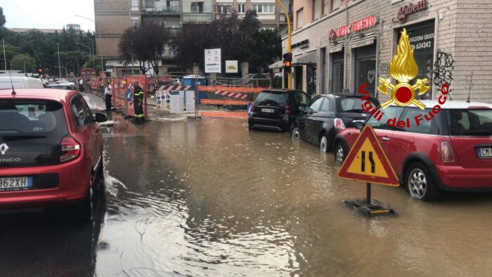 Valle Aurelia: il 26 settembre 2017 in Via Anastasio II salta una tubatura di Acea. Vigili del Fuoco ancora a lavoro