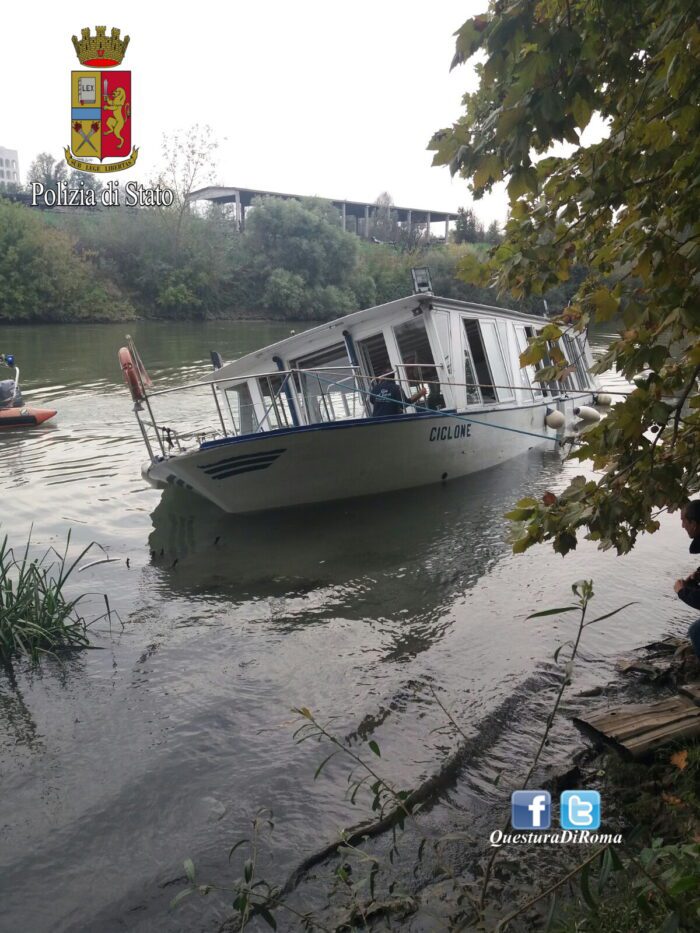 Roma, battello turistico rischia di affondare nel fiume Tevere