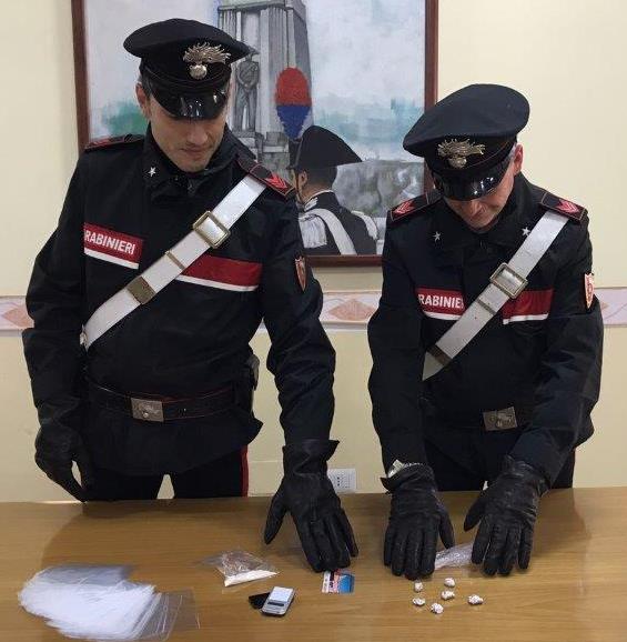 Pomezia, Sorpresi Mentre Confezionano Dosi Di Cocaina: Arrestati 3 ...