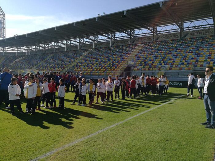 Il Città di Valmontone è pronto per lo "sbarco" nel futsal nazionale. La società del presidente Massimiliano Bellotti, reduce dalla vittoria nei play off di serie C nella passata stagione, si sta preparando per il debutto nel campionato di serie A2 femminile. La squadra, anche quest'anno affidata al confermatissimo tecnico Giovanni Pacioni, si sta allenando duramente dallo scorso 3 settembre ed è ripartita dalle "colonne" del vecchio gruppo vale a dire il capitano Alice Bertini e poi Silvia Brandolini, Silvia Vellucci, Giulia Cianni, Ilaria Panattoni, Federica Promutico, Roberta Piergentilini e il portiere Lucia Lucciola. Mister Paciotti potrà contare, inoltre, sul talento di giovani in evidente crescita come Marzia Morgia, Federica Cerci, Federica Petitto, Chiara Sangiorgi e Roxana Sas. Ma per affrontare al meglio il difficile campionato di serie A2 il Città di Valmontone è intervenuto in maniera importante anche sul mercato: dopo gli arrivi del portiere Clementina Delfi (proveniente dal calcio) e del laterale/pivot Roberta Romano (che nella scorsa annata ha vinto il campionato di serie D a Formia e ha fatto parte della rappresentativa regionale), ecco la "ciliegina sulla torta" rappresentata dall'accordo con l'altro laterale/pivot Valentina Olmetti. L'ex atleta della formazione romana della Coppa d'Oro ha già giocato in serie A2 e potrà dare un contributo pesante al gruppo in termini di esperienza e qualità tecniche. «La società ha fatto grandi sforzi per allestire un organico all'altezza di questa storica esperienza nel futsal nazionale – dice il presidente Bellotti – Abbiamo fiducia che le nostre ragazze possano disputare un'altra stagione ricca di soddisfazioni». Molto soddisfatto anche mister Pacioni: «La società ha accontentato tutte le mie richieste. Stiamo assemblando il gruppo, ma partiamo da una base importante che è quella della passata stagione. Da neopromossi, il primo obiettivo dovrà essere il mantenimento di questa categoria». Il Città di Valmontone giocherà domenica un'amichevole con la Lazio Under 19 femminile (calcio di inizio alle ore 9 presso il palazzetto di casa), poi il 30 settembre ci sarà il debutto nella Coppa Italia contro il Fondi fuori casa nel girone a tre che comprende pure il Frosinone e infine arriverà l'attesissimo esordio in campionato del 7 ottobre a Ragusa.