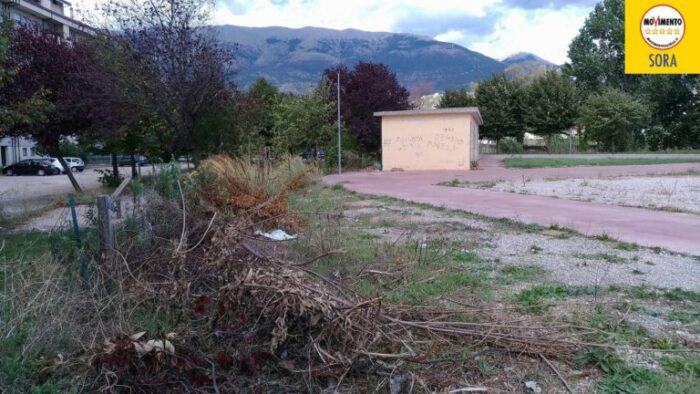 Sora, M5S: "Parco giochi e area in via Lungoliri della Monica, un degrado pericoloso"