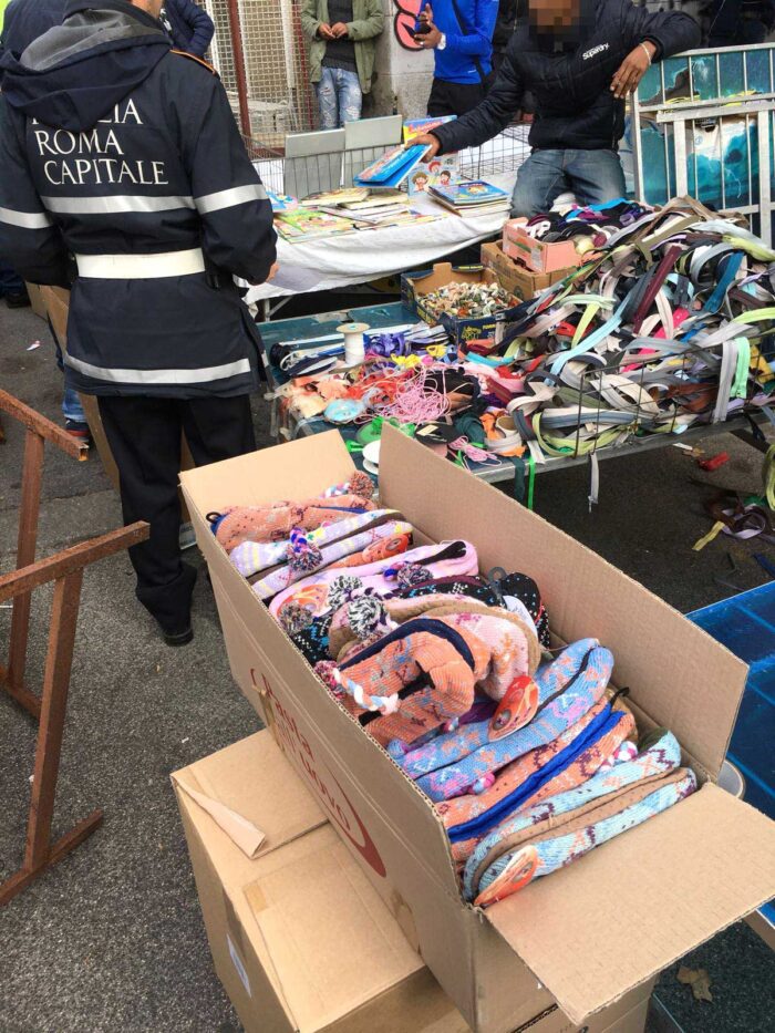 Roma, in via del Quadraro la Polizia Locale interviene contro i venditori abusivi