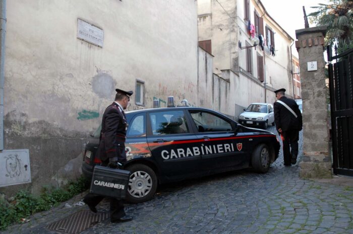 Lariano, trovano un ladro in casa e lo fanno arrestare dai carabinieri: in manette un 57enne di Velletri