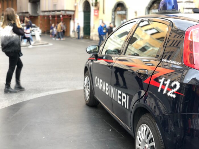 Esquilino, “compravendita conveniente” di smartphone interrotta dai carabinieri: un arresto