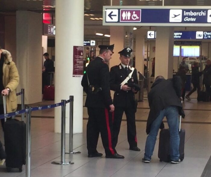 Aeroporti di Ciampino e Fiumicino, numerose sanzioni agli automobilisti, un arresto e una denuncia per detenzioni documenti falsi e tentato furto