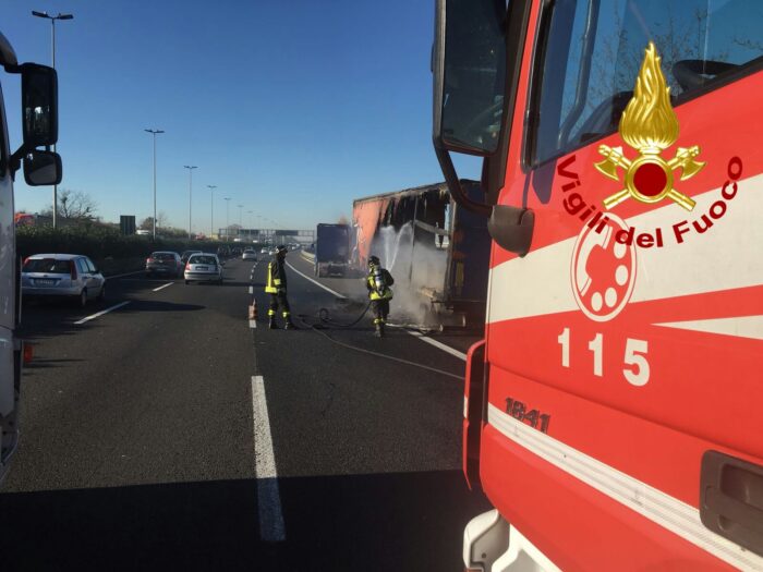 gra veicolo in fiamme sulla Cassia Bis oggi 3 maggio 2021